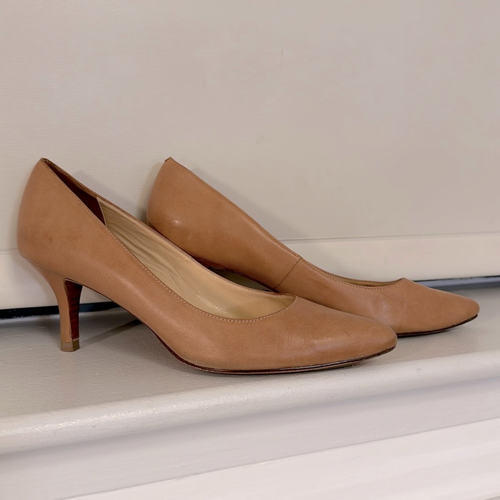 Cole Haan discontinued “Nike Air” pumps in tan, good condition
